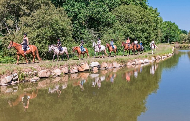 Come and live your passion for horses in Mané Guernehué riding school